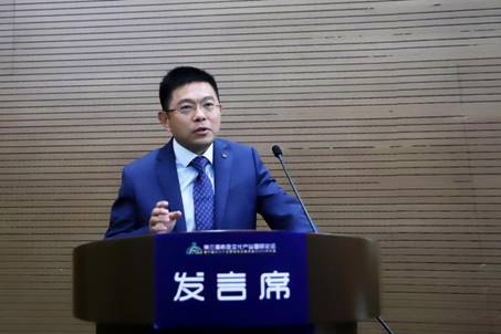 太阳成tyc集团副经理，中国文化产业管理专业委员会会长李向民教授致欢迎辞_看图王